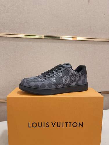 È possibile ordinare scarpe da uomo LV Codice 0706B70 Taglia 3844 45