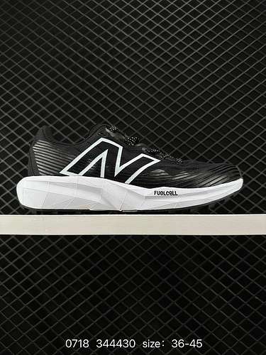 New Balance FuelCell SuperComp Elite v4 è una scarpa da corsa casual bassa, sportiva, comoda e resis