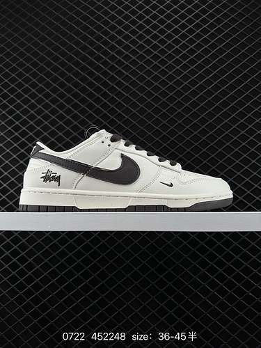 24 Nike Stussy x Nk SB Dunk Low Stussy sneakers casual basse bianche e nere in cobranding Stussy è u