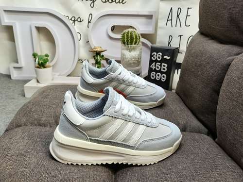 699DLa serie di sneaker retrò di Adidas è popolare in tutto il mondo Cavalcando quest'onda, il march