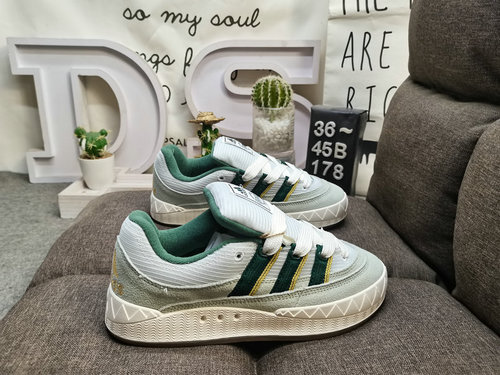 La nuova collaborazione tra 178Dadidas adimatic sneakers quotShark Bun Shoesquot si apre unendosi al