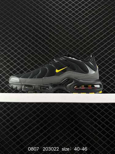 Nike Air Max Plus è una rappresentante delle scarpe alternative Nike TN nata nel 1996 È la prima sca