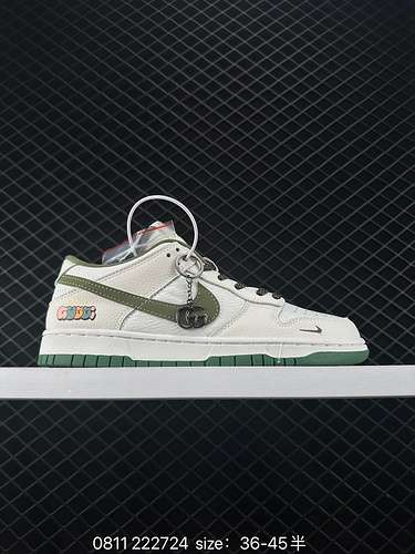 2 Sneakers personalizzate Nk SB Dunk Low Gucci cobranded tessuto uncinetto bianco sporco e verde ann