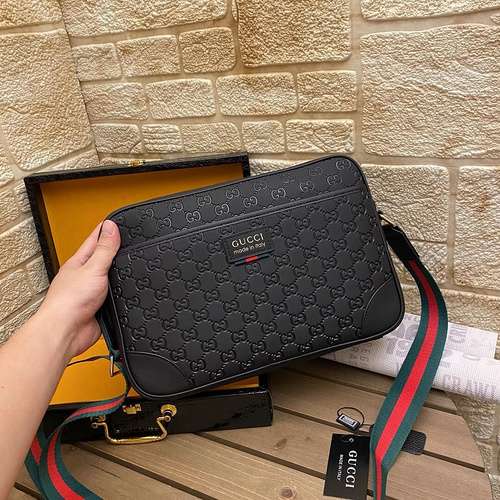 Borsa a tracolla GUCCI Borsa da uomo Gucci Borsa a tracolla Gucci realizzata in pelle bovina origina