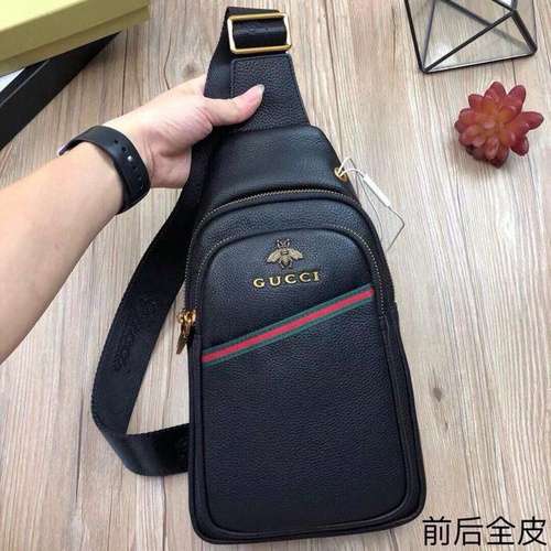 GUCCI borsa da petto Borsa da uomo Gucci Borsa a tracolla Gucci realizzata in pelle bovina originale