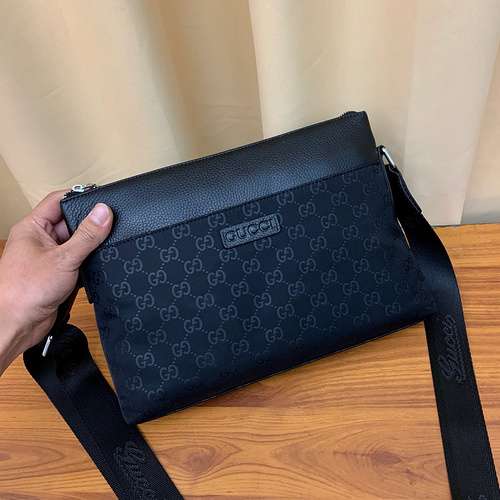 Borsa a tracolla GUCCI Borsa da uomo Gucci Borsa a tracolla Gucci realizzata in pelle bovina origina