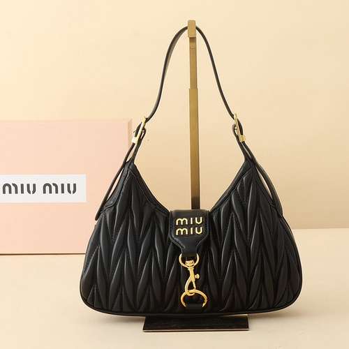 Borsa da ascella MiuMiu Borsa da donna Miu Miu Borsa a tracolla Miu Miu realizzata in pelle bovina o