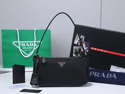 PRADA borsa da ascella Borsa da donna Prada Borsa a tracolla Prada realizzata in pelle bovina origin