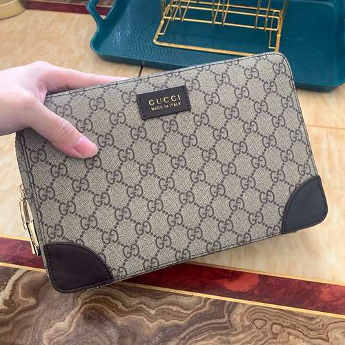 GUCCI Borsa a mano Gucci Borsa da uomo Borsa a mano Gucci in pelle originale importata Consegna di a