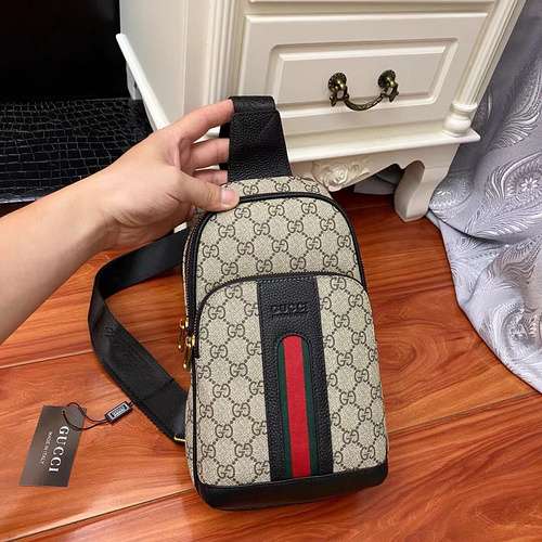 GUCCI borsa da petto Borsa da uomo Gucci Borsa a tracolla Gucci realizzata in pelle bovina originale