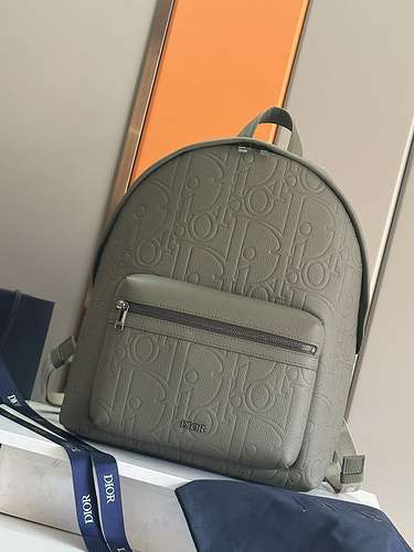 Zaino DIOR La borsa da uomo Dior e la borsa a tracolla Dior sono realizzate in pelle originale impor