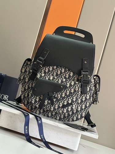 Zaino DIOR La borsa da uomo Dior e la borsa a tracolla Dior sono realizzate in pelle originale impor