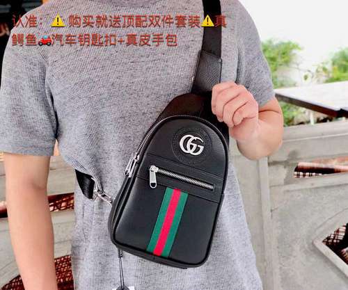 Borsa a petto GUCCI Borsa da uomo Gucci Borsa a tracolla Gucci realizzata in pelle bovina originale 