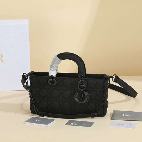 Borsa DIOR La borsa da donna Dior e la borsa a tracolla Dior sono realizzate in pelle originale impo