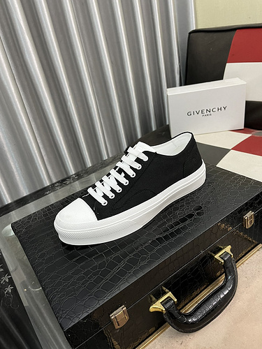 Scarpa uomo Givenchy codice 0723B40 Taglia 3844