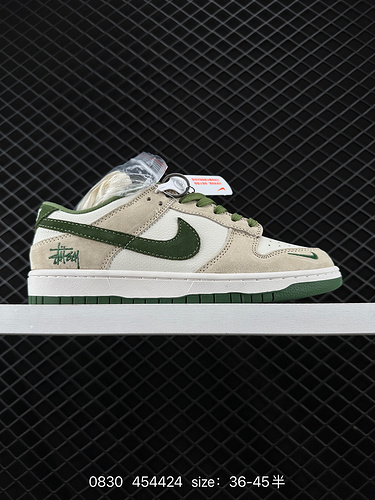 Le sneakers Nike Dunk Low Retro come classiche scarpe da basket dell'VIII secolo furono originariame