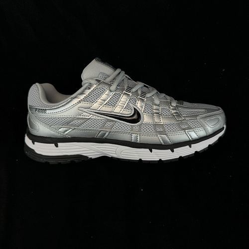 Nike P6 quotScarpe da corsa basse da donna in tessuto con lacci argento metallizzato, ammortizzanti,