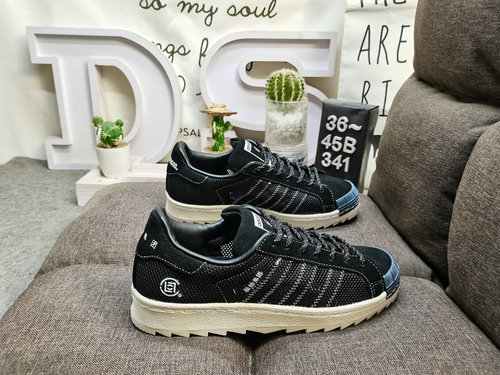 34DAdidas PNS SUPERSTAR adotta una combinazione di pelle scamosciata inversa e tessuto a rete traspi