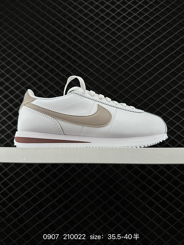 La Nike Classic Cortez è una scarpa da corsa classica da uomo leggera e comoda. Il suo spirito puro 