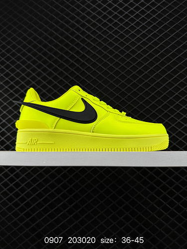 L'iconico Swoosh di Ambush x Nk Air Force 7 Low SP Air Force One si estende oltre il tallone con il 