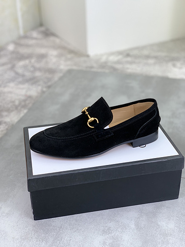 Scarpa uomo Gucci codice 6B8 misura384