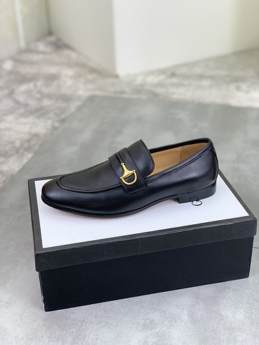 Scarpa uomo Gucci codice 6B8 misura384