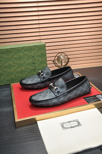 Scarpa uomo Gucci codice 82B Taglia3844