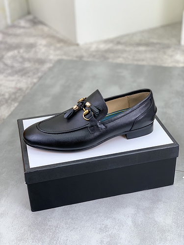 Scarpa uomo Gucci codice 6B8 misura384