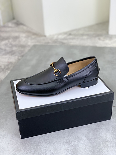 Scarpa uomo Gucci codice 6B8 misura384