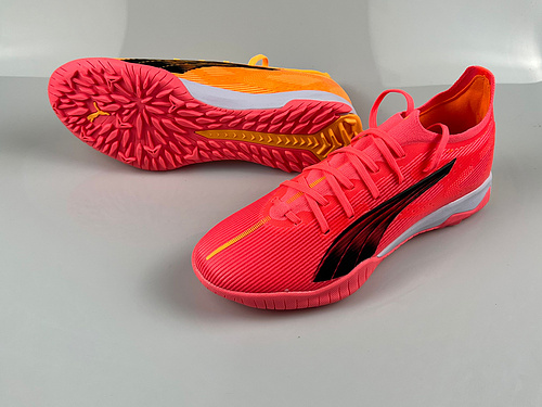 Sono arrivate le scarpe da calcio Puma World Cup completamente lavorate a maglia con chiodi per erba