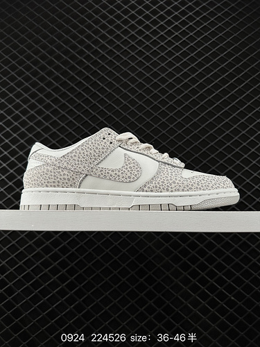 La 1D30G Nike Dunk Low QuotSafari Phantom è una scarpa dal taglio basso con un motivo maculato grigi