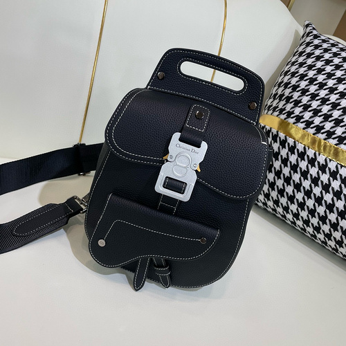 Borsa da petto DIOR La borsa da uomo Dior e la borsa a tracolla Dior sono realizzate in pelle origin