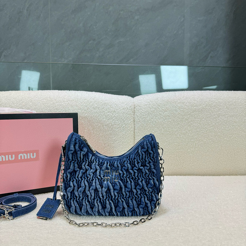 Borsa da ascella MIUMIU Borsa da donna Miu Miu Borsa a tracolla Miu Miu realizzata in pelle bovina o