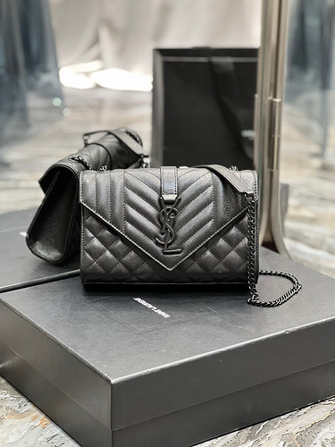 Borsa a busta YSL Borsa da donna Saint Laurent La borsa a tracolla Saint Laurent adotta pelle bovina