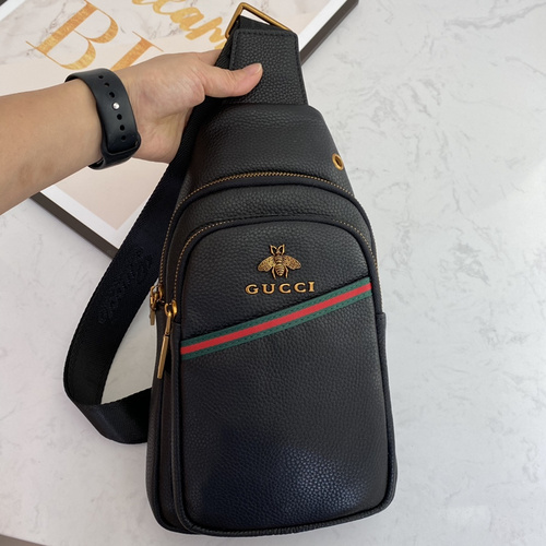 Borsa da petto GUCCI Borsa da uomo Gucci Borsa a tracolla Gucci realizzata in pelle bovina originale