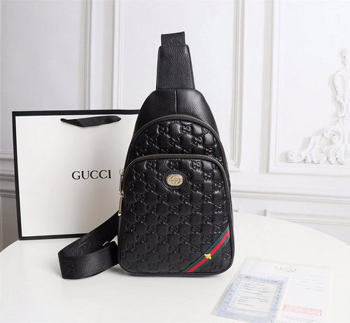 Borsa da petto GUCCI Borsa da uomo Gucci Borsa a tracolla Gucci realizzata in pelle bovina originale