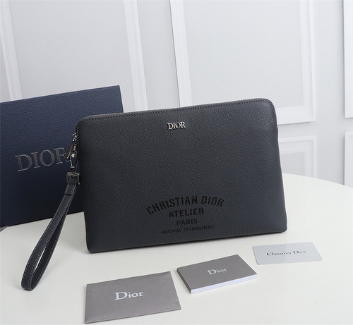 Borsa DIOR La borsa da uomo Dior e la borsa a tracolla Dior sono realizzate in pelle bovina original