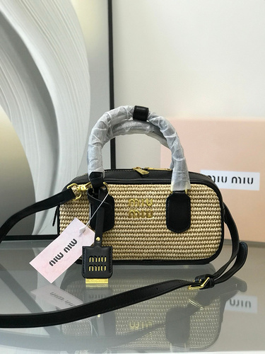 Borsa Miu Miu Borsa da donna Miu Miu La borsa a tracolla Miu Miu adotta pelle bovina originale impor