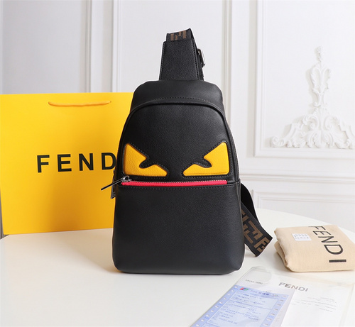 Borsa da petto FENDI Borsa da uomo Fendi Borsa a tracolla Fendi realizzata in pelle bovina originale