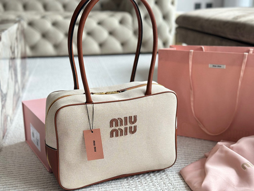 Borsa Miumiu Borsa da donna Miumiu La borsa a tracolla Miumiu adotta pelle bovina originale importat