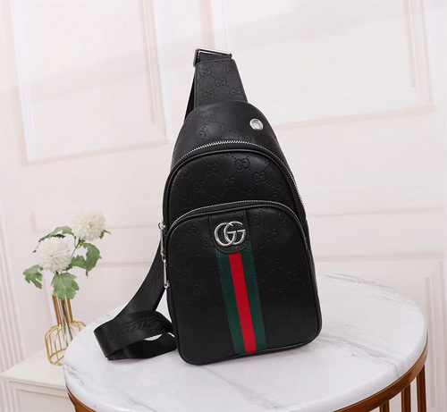 Borsa da petto GUCCI Borsa da uomo Gucci Borsa a tracolla Gucci realizzata in pelle bovina originale