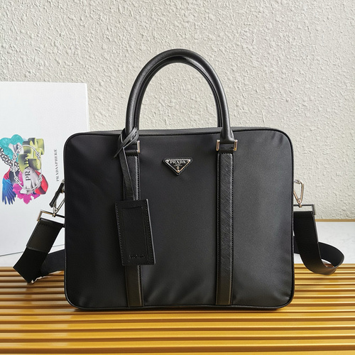 Valigetta PRADA Borsa da uomo Prada Borsa Prada realizzata in pelle bovina originale importata, qual