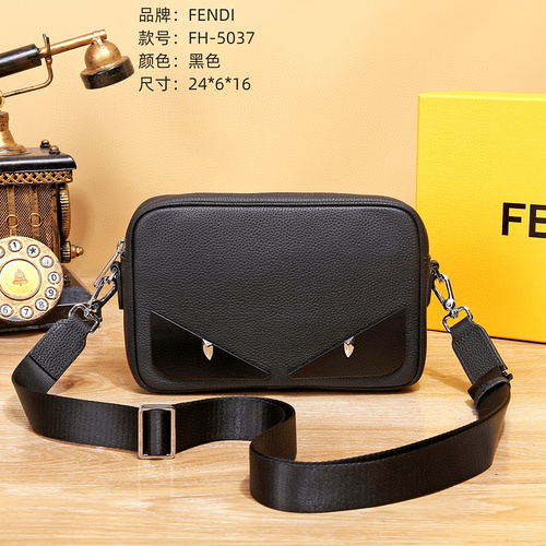 Borsa a tracolla FENDI Borsa da uomo Fendi Borsa a tracolla Fendi realizzata in pelle bovina origina