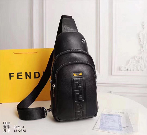 Borsa da petto FENDI Borsa da uomo Fendi Borsa a tracolla Fendi realizzata in pelle bovina originale