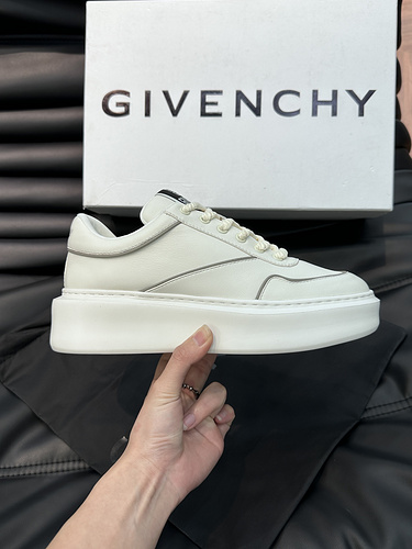 Scarpa uomo Givenchy codice B8 Taglia3844