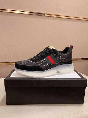 Scarpa uomo Gucci codice 8B6 misura3844