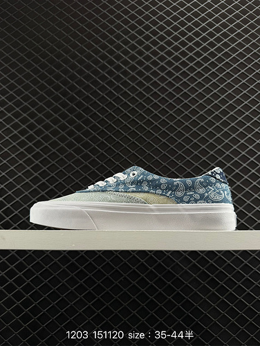 Le imperdibili sneakers con fiori di anacardi per le fashioniste sono tornate e le sue VANS denim bi