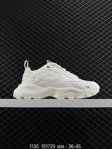 L'articolo popolare 1yupoopoo Nike TC 79poopoos presenta cinghie e ganci intrecciati, nonché un desi