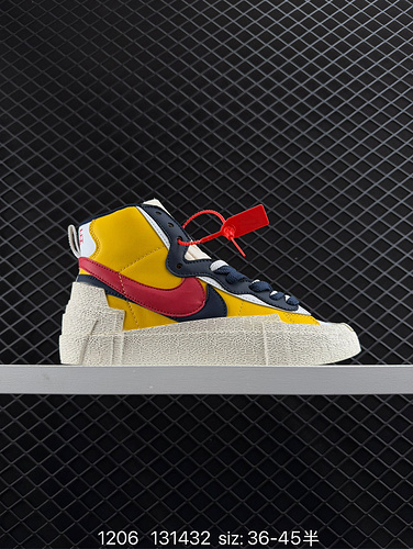 Collaborazione con 1yu6poo Marchio giapponese dall'estetica decostruttiva SACAI x Nike Blazer Design