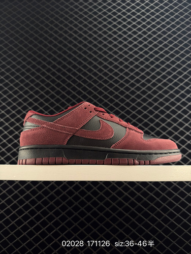 The Nike Sb Dunk Low Pro unisex sports shoe is a retro board shoe that allows you to take bold steps